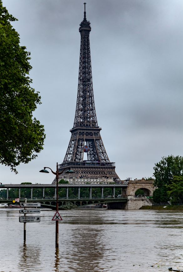 Inundación en el Louvre,  cambio climático y un batallón de 117 millones de estudiantes