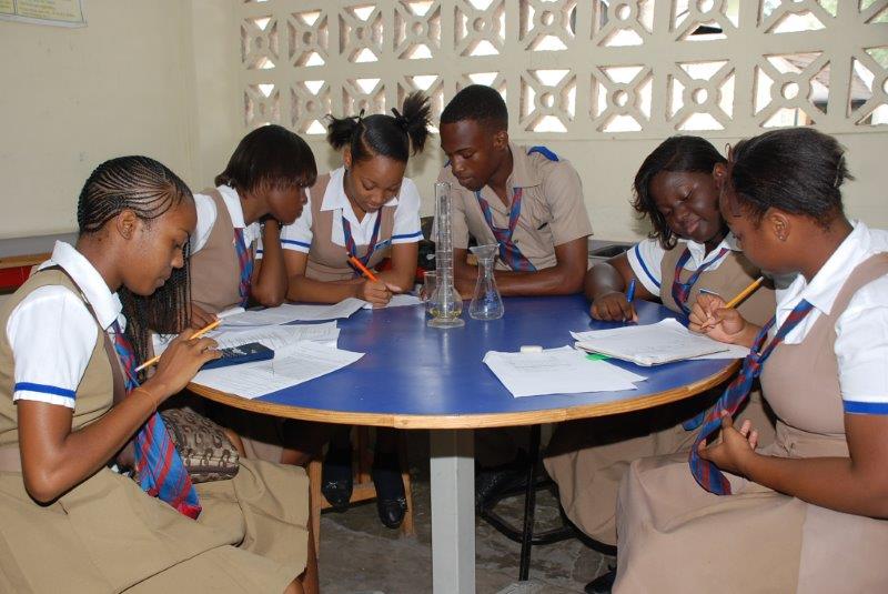 ¿Cómo impactan las emociones en la decisión de desertar?