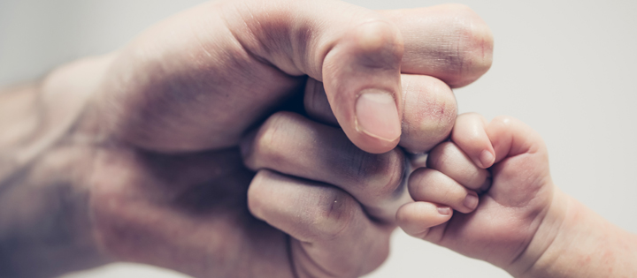 El hombre que cuida a sus hijos no “ayuda”, es papá