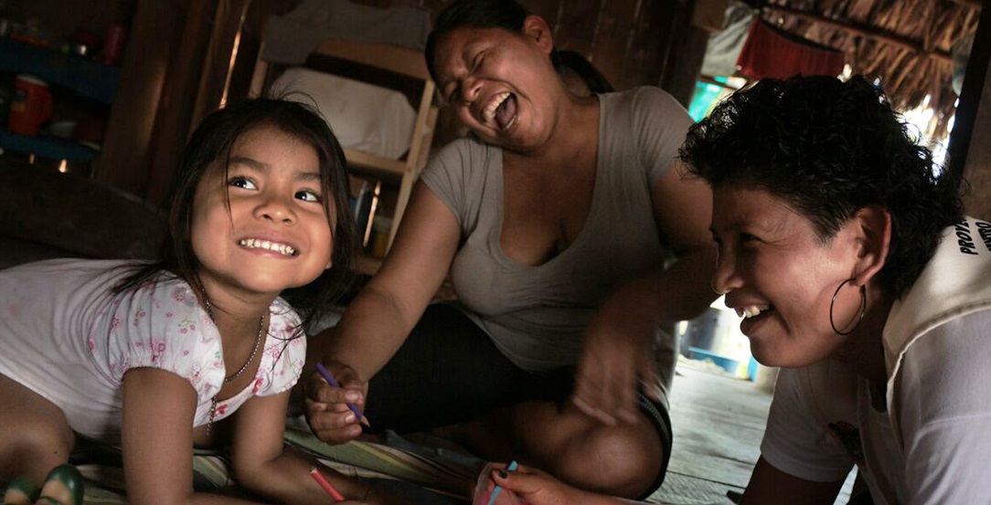 Mucho trabajo y poca paga: por qué es necesario prestarle mayor atención a la fuerza laboral para la primera infancia