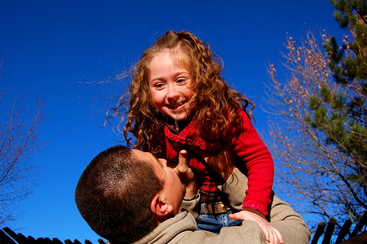 Nadie nace sabiendo cómo ser mamá o papá… ¡pero se puede aprender!