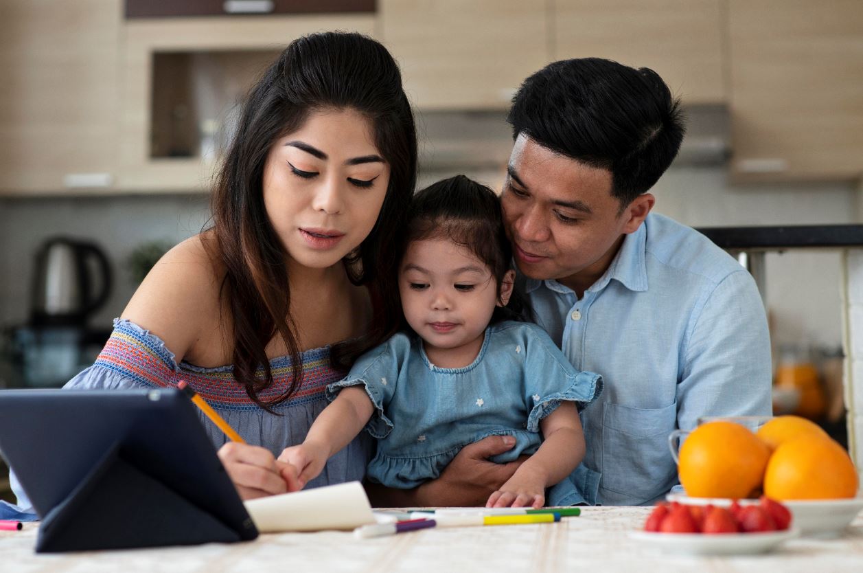 One-on-one visits or group sessions? Two alternatives for parenting programs